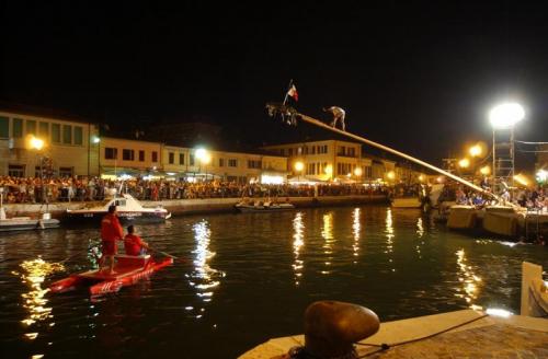 Palio Della Cuccagna Sul Porto Canale - Cesenatico