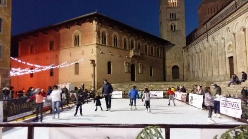 Pista Di Pattinaggio Su Ghiaccio - Massa Marittima