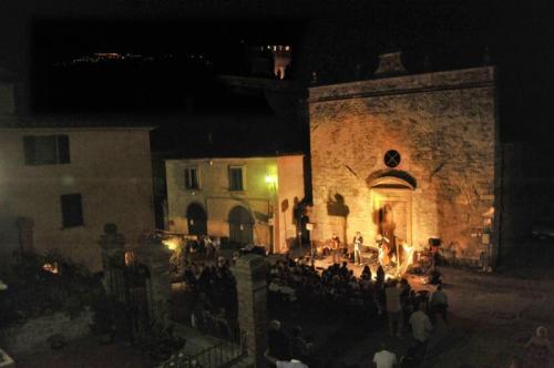 Folk E Wine - Volterra