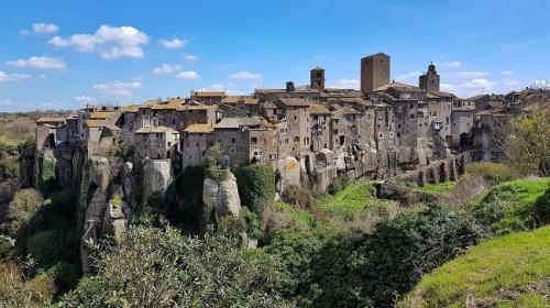Il Sogno Di Corviano Ed Il Mistero Del Moai A Vitorchiano - Vitorchiano