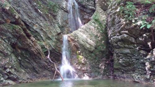 Le Acque Incantate Della Cascata Del Bognon Tra Verdi Boschi - Borgo Valbelluna