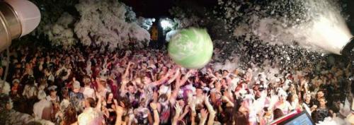 Una Folla Nella Schiuma!